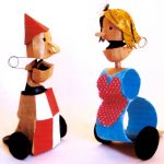Bouton de bottine, marionnettes sur table à roulette en carton. Marionnette : Julien Cordier