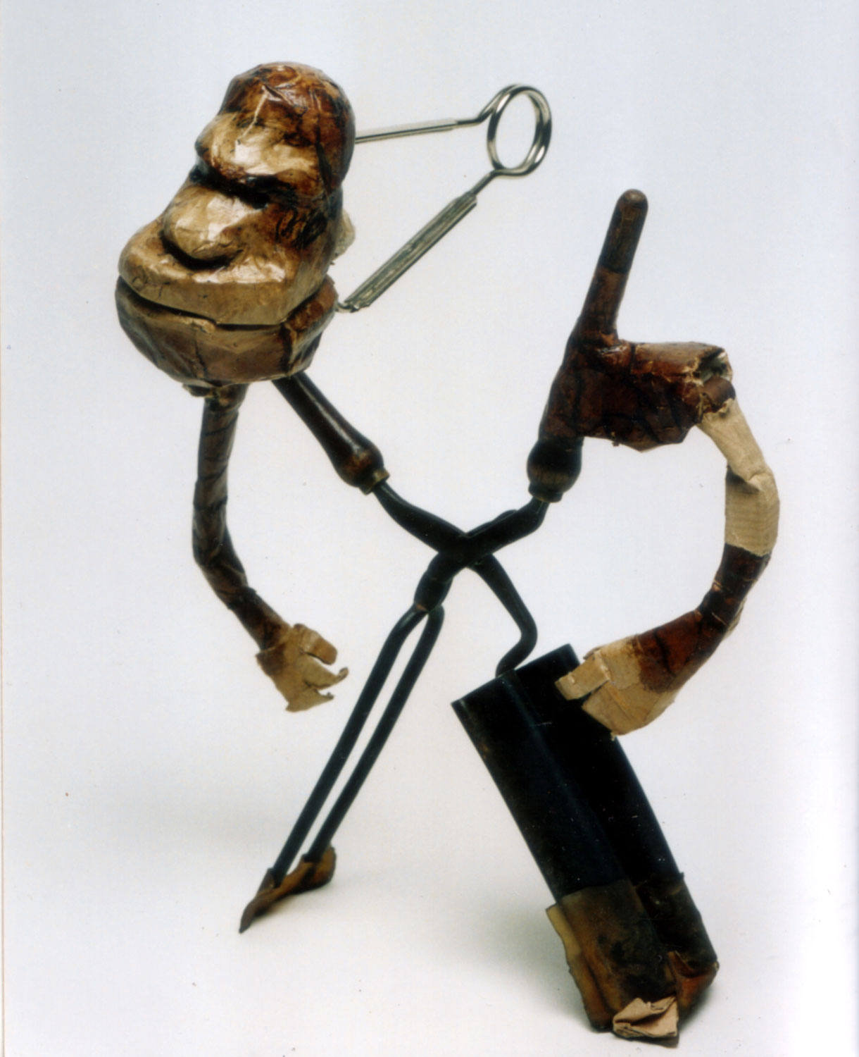 L'homme de Piltdown, marionnette de Bob le héros. Scénographie de Julien Cordier.