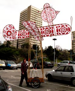 Char de Carnaval, bambou, ficelle, tissus, Marseille, 2010. Julien Cordier